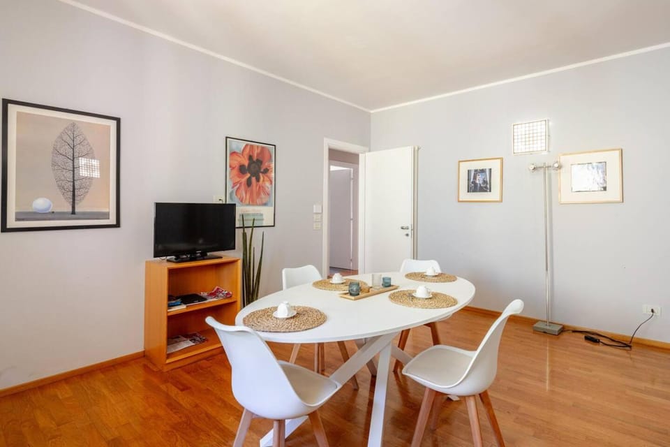 Communal lounge/ TV room, TV and multimedia, Living room, Seating area, Dining area, Evening entertainment
