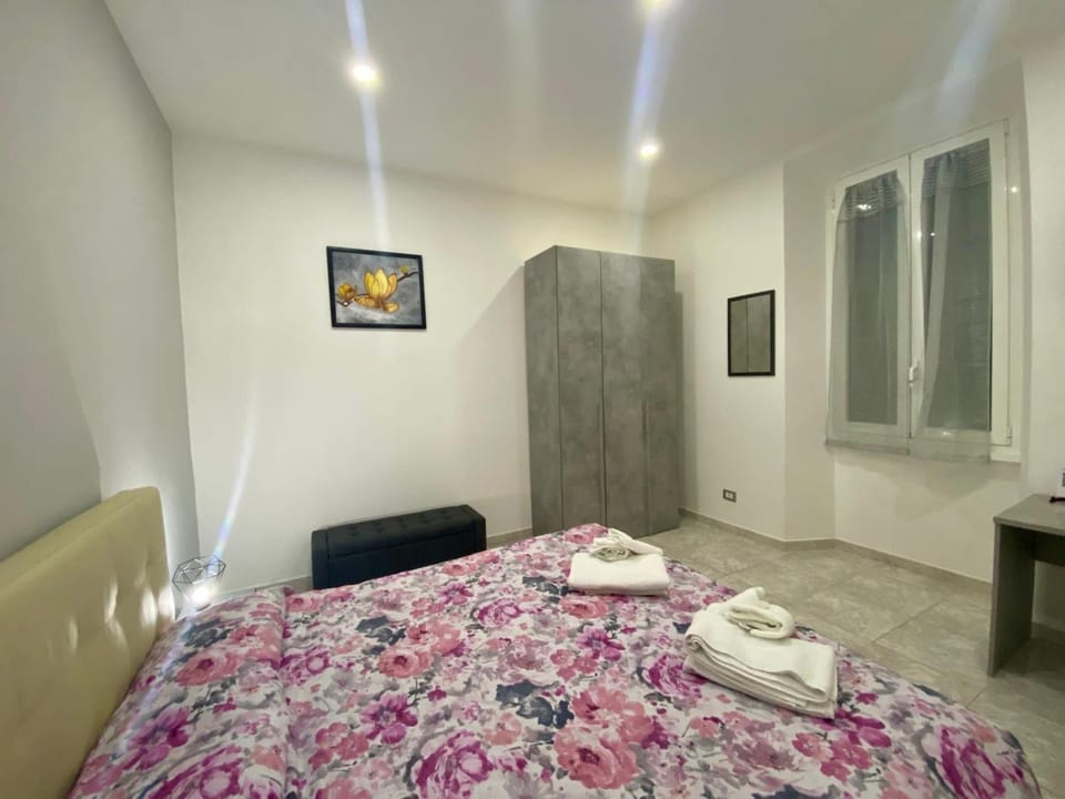Bed, Bedroom, towels, wardrobe