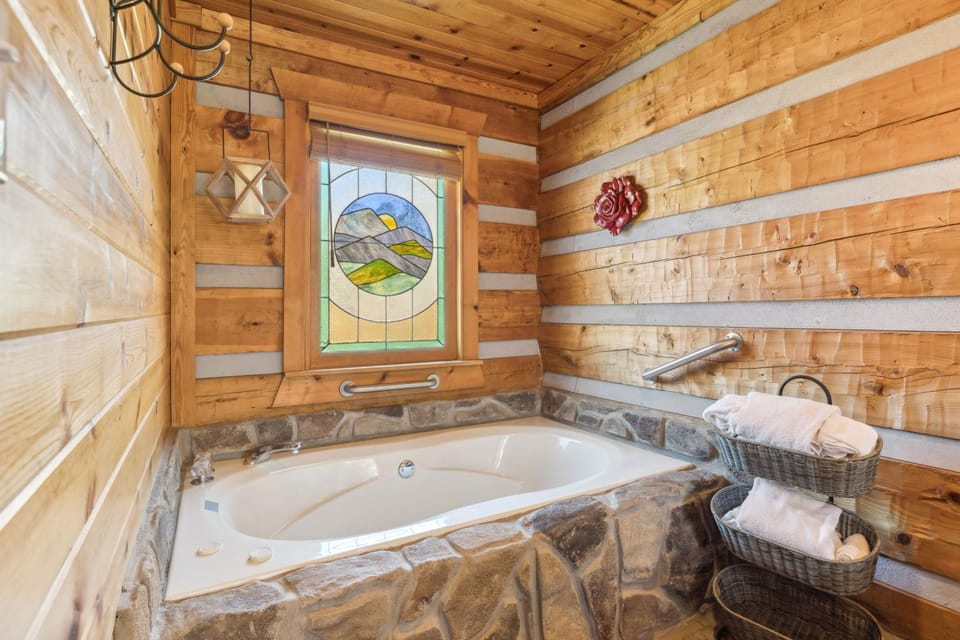 Cozy Dog Friendly Lovey Bear Cabin with Hot Tub Fireplace Across from Soaky Mountain Water Park Cabin in Sevierville