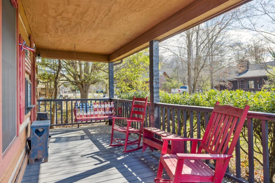 Cozy Dog Friendly Lovey Bear Cabin with Hot Tub Fireplace Across from Soaky Mountain Water Park Cabin in Sevierville