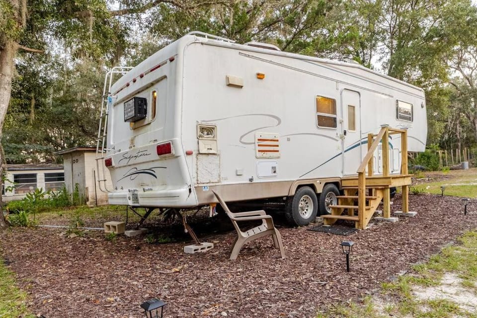 Shaanti Living Cozy Private Camper 2 House in Florida