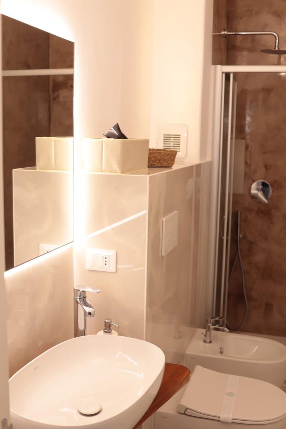 Shower, Bathroom, bidet, hair dryier