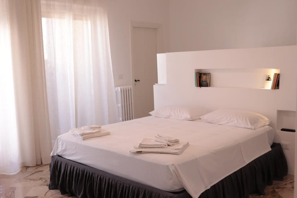 Bed, Bedroom, towels