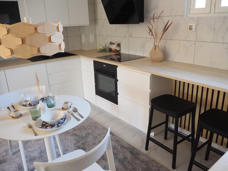 Kitchen or kitchenette, Dining area, stove