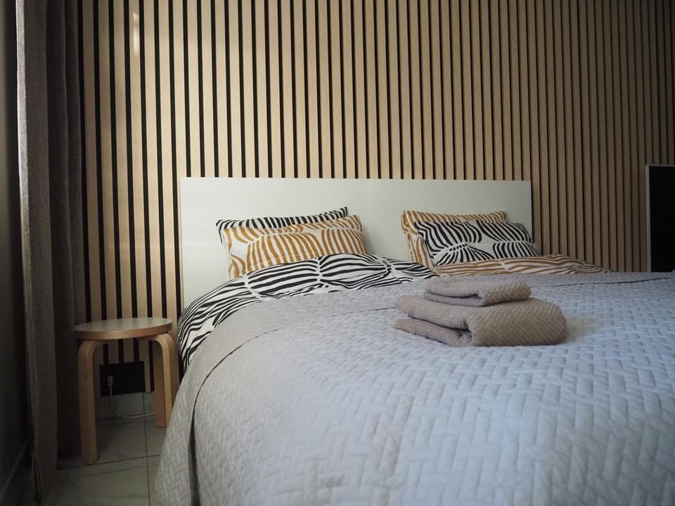 Bed, towels