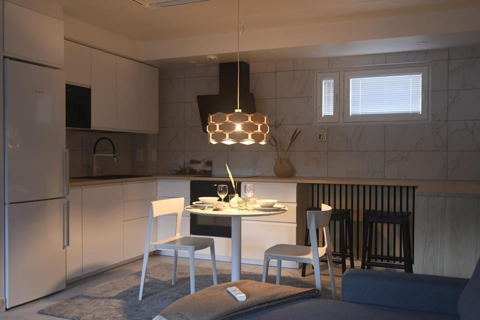 Kitchen or kitchenette, Dining area, stove