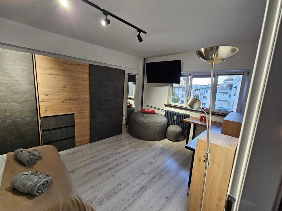Casa Matei, rezerva acum studio ultracentral, design interior pe comanda, foarte curat, toate dotarile - filtru apa rece, fierbinte, self check in Apartment in Craiova