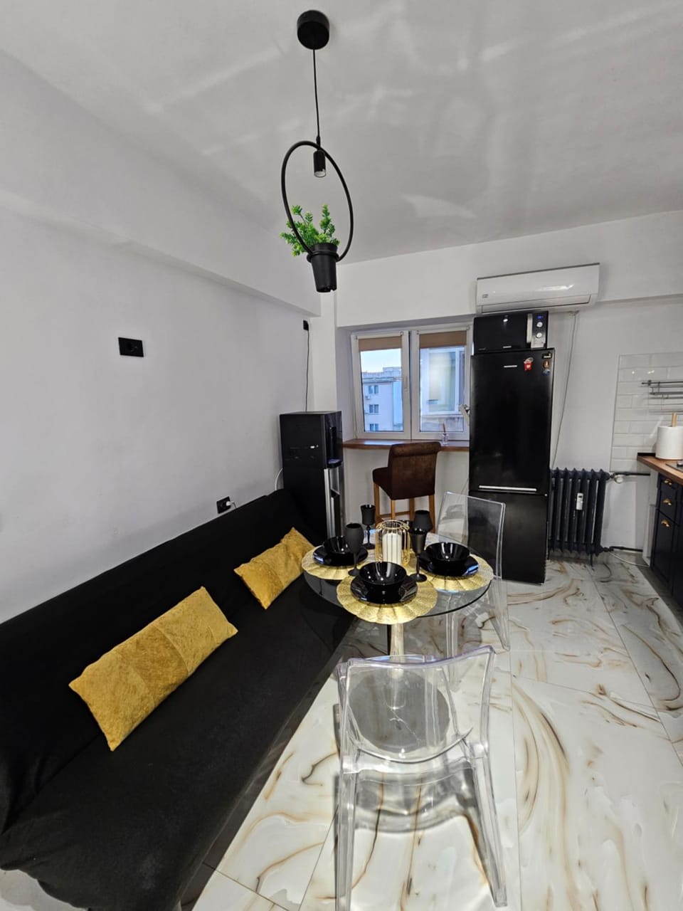 Casa Matei, rezerva acum studio ultracentral, design interior pe comanda, foarte curat, toate dotarile - filtru apa rece, fierbinte, self check in Apartment in Craiova