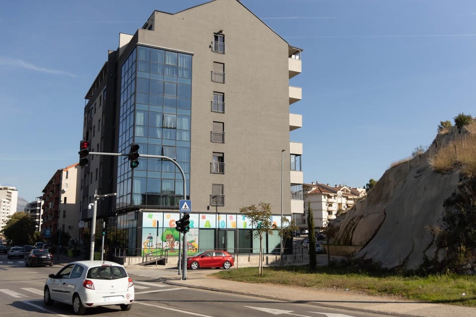 Neighbourhood, Street view, Location