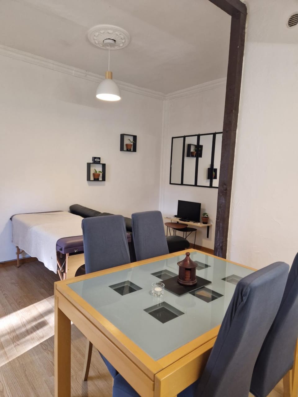 Romantique pour 2 avec lit baldaquin et table de massage Apartment in Occitanie