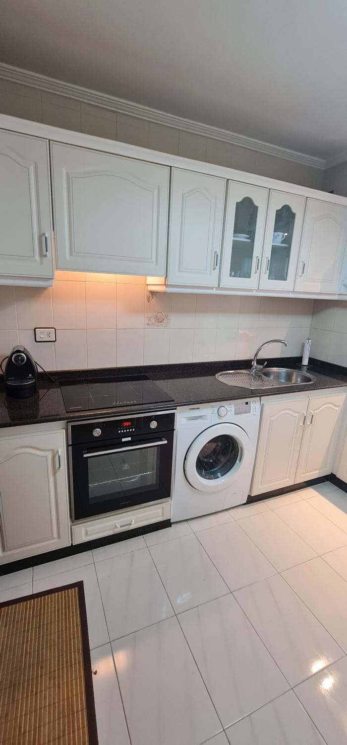 Coffee/tea facilities, Kitchen or kitchenette, stove, washing machine