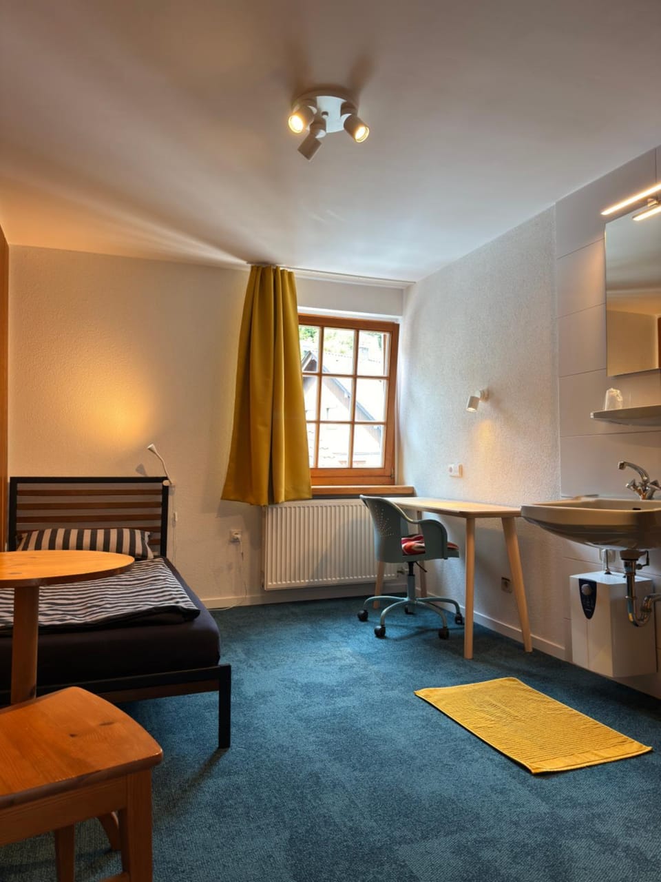 Photo of the whole room, Seating area