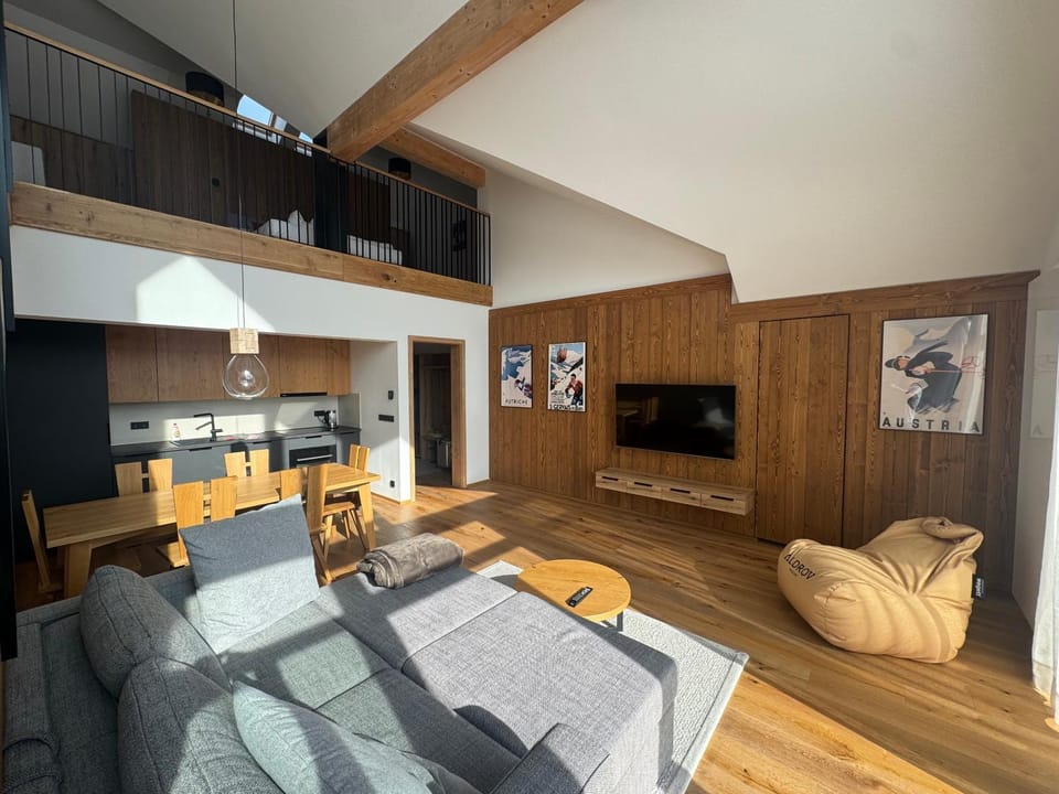 TV and multimedia, Kitchen or kitchenette, Living room, Seating area, Dining area