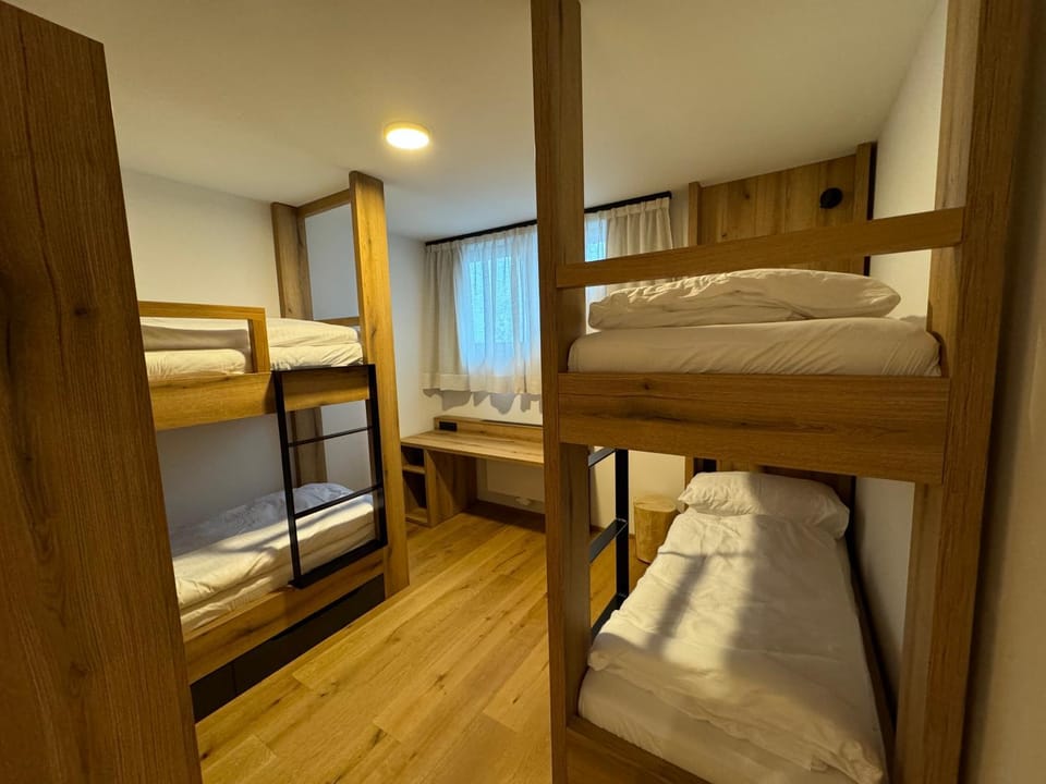 Bedroom, bunk bed