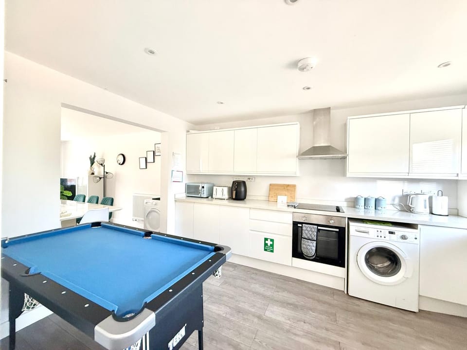 Stunning Five Bedroom Holiday Home in Chartham Canterbury with Hot Tub House in City of Canterbury