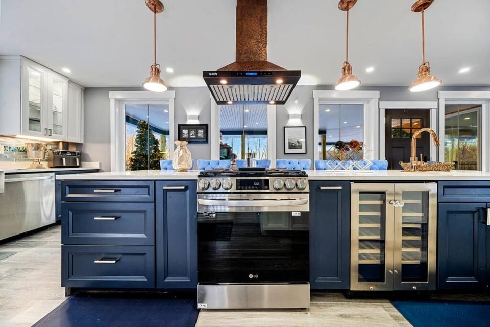 New Sunday River Ski Retreat with Hot Tub Spa - FirePit Sleeps 16 Villa in Woodstock