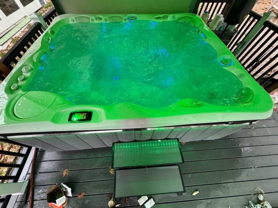 New Sunday River Ski Retreat with Hot Tub Spa - FirePit Sleeps 16 Villa in Woodstock