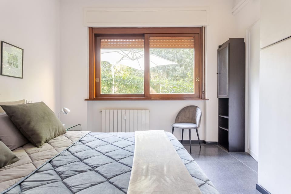 Bed, Living room, Photo of the whole room