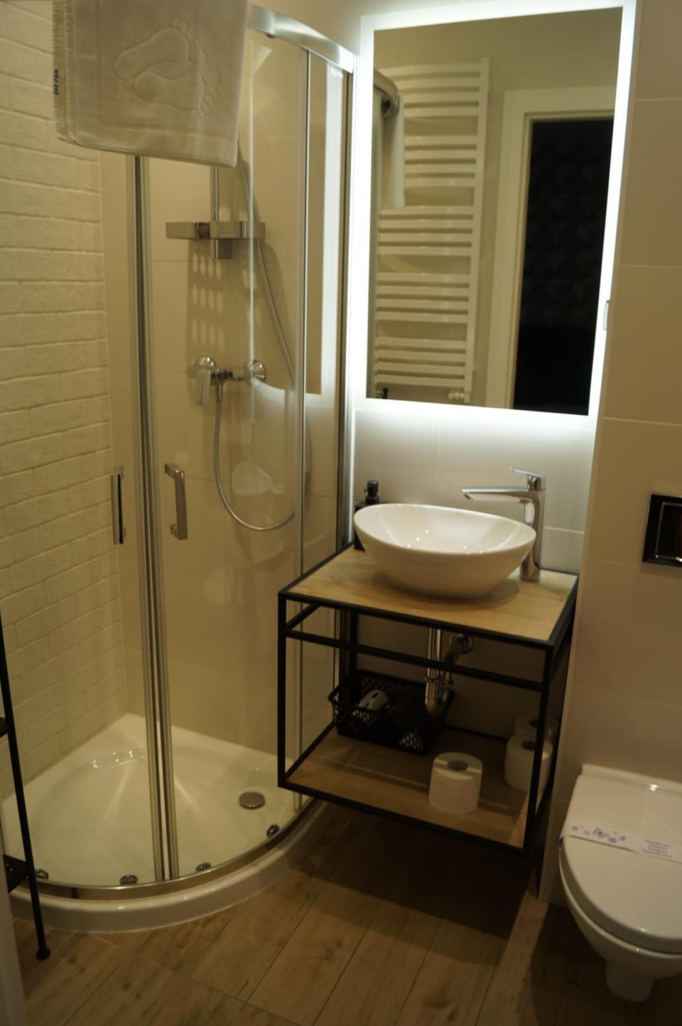 Shower, Toilet, Bathroom, towels