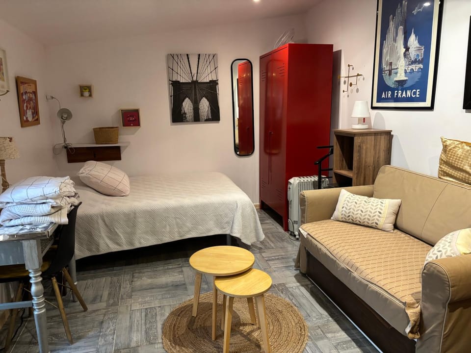 Bed, Seating area