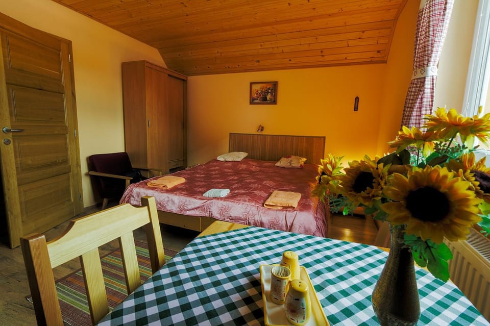 Bed, Photo of the whole room, Decorative detail, Seating area, Dining area, Bedroom