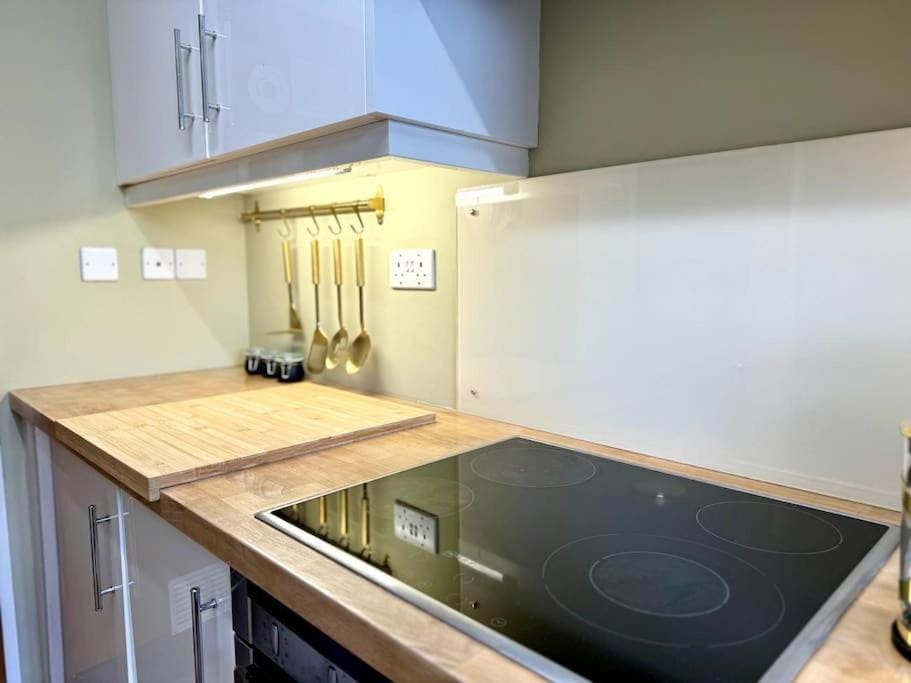 Boho Modern Entire House in Southampton - Sleeps 13 - 5 Bedrooms - 7 Beds - Overlooking the original city walls -walking Distance to the city centre & Cruise Terminals - Private garage House in Southampton