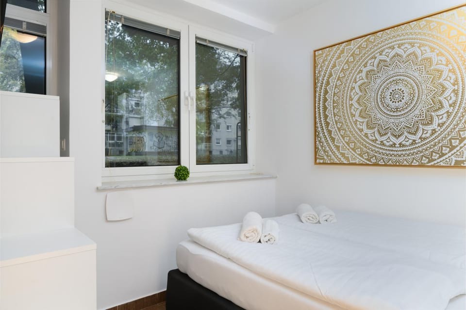 Bed, Bedroom, towels