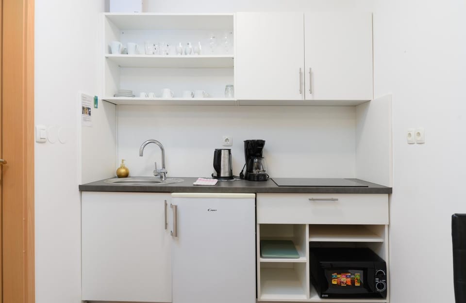 Coffee/tea facilities, Kitchen or kitchenette, stove