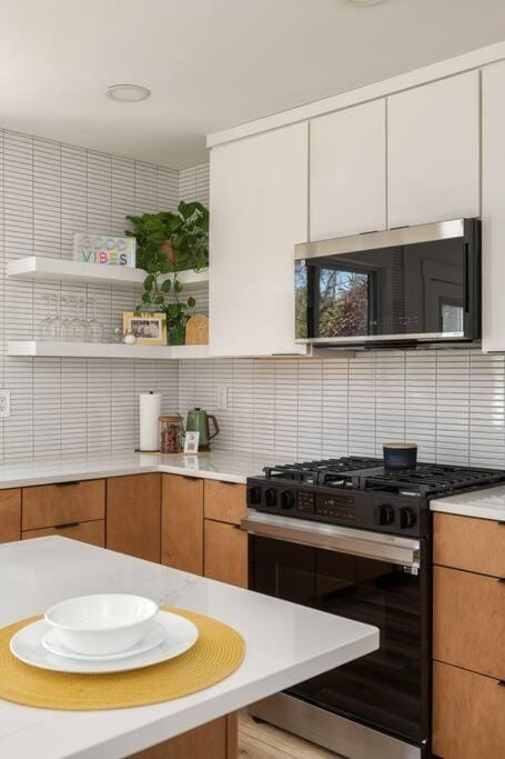 Kitchen or kitchenette, dishwasher, stove