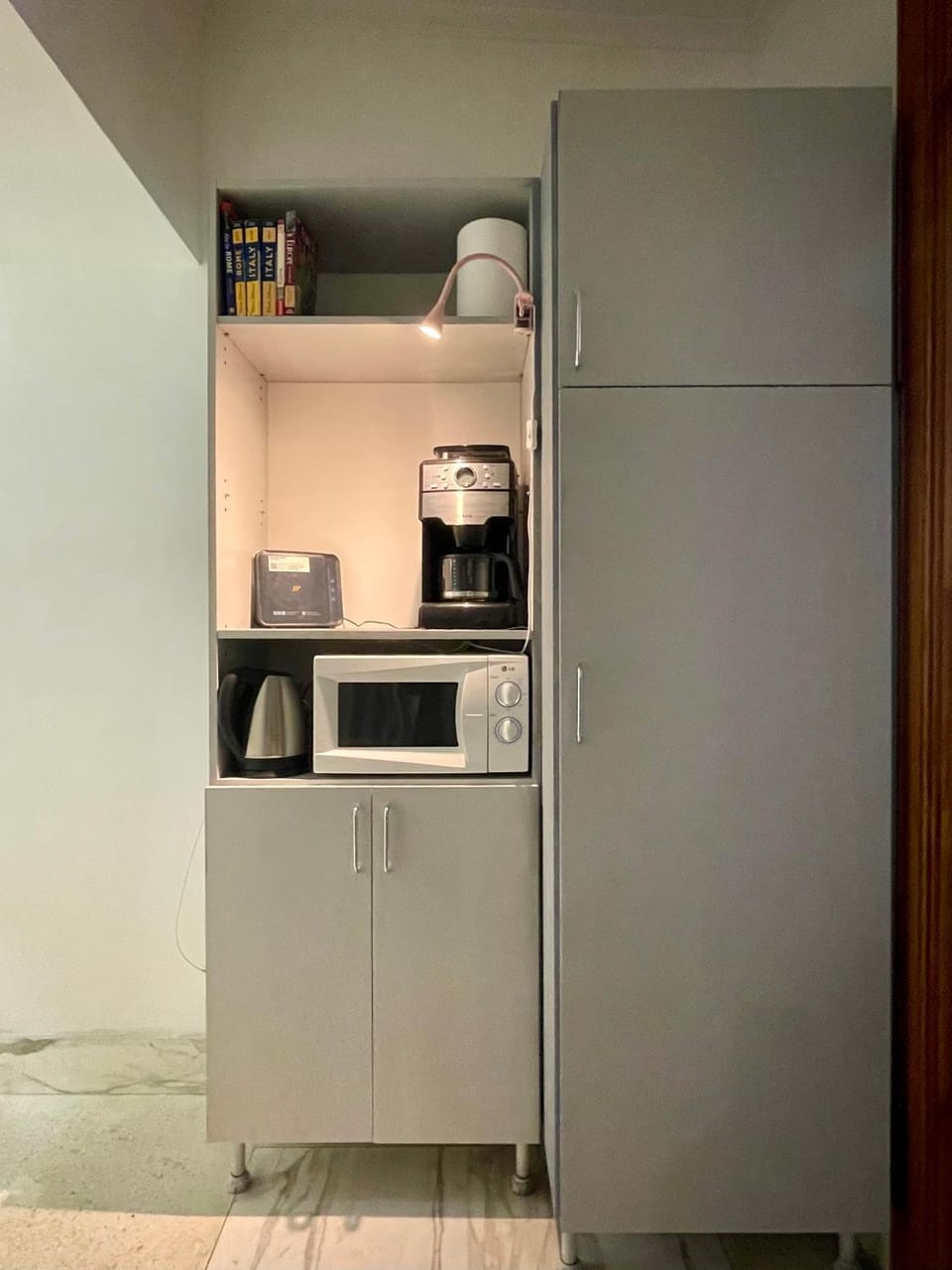 Coffee/tea facilities, Decorative detail, locker, minibar