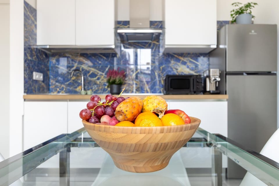 Kitchen or kitchenette, Food and drinks, Food, minibar