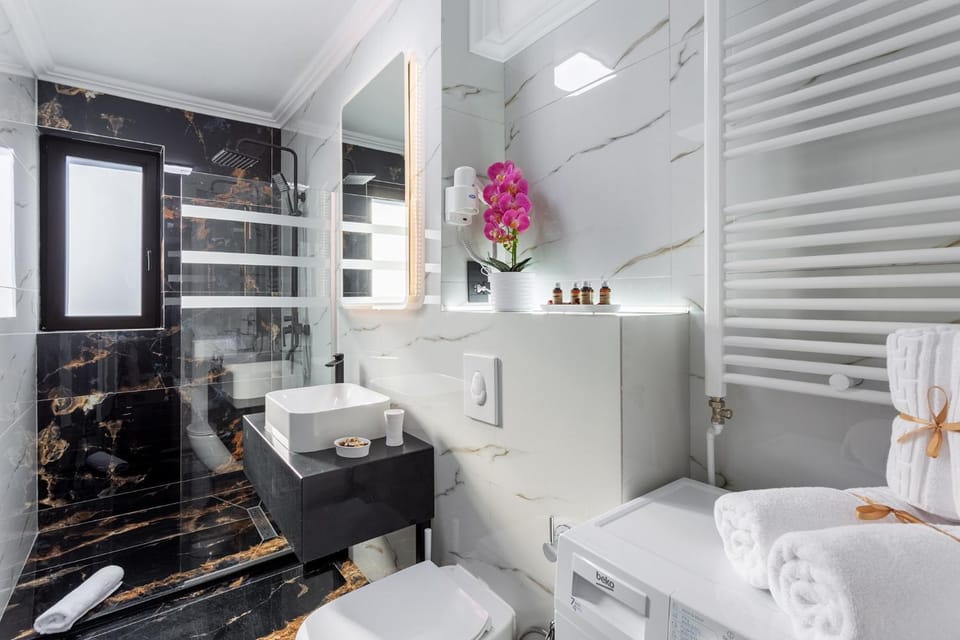 Shower, Toilet, Bathroom, towels