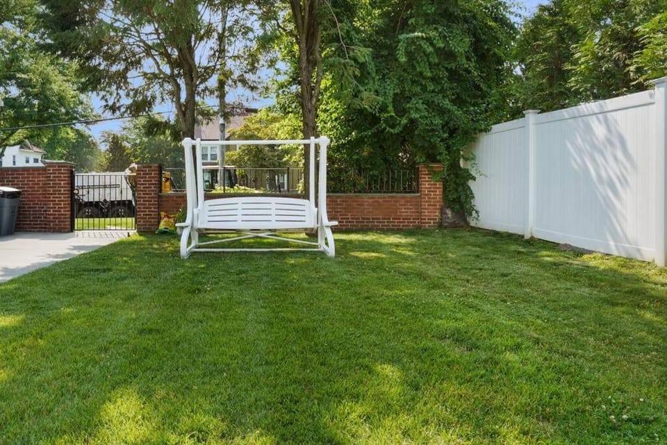 4 Bedroom 3 Bath Home in Quiet NYC Suburb House in Mount Vernon