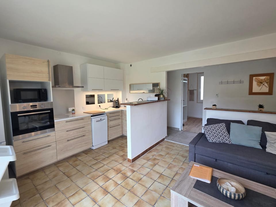 Kitchen or kitchenette, Living room, dishwasher, oven, stove