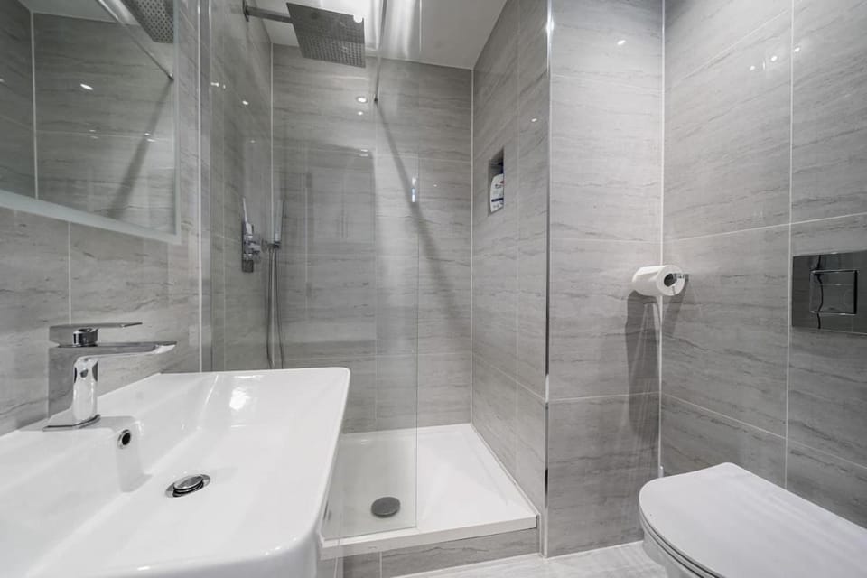 Shower, Toilet, towels