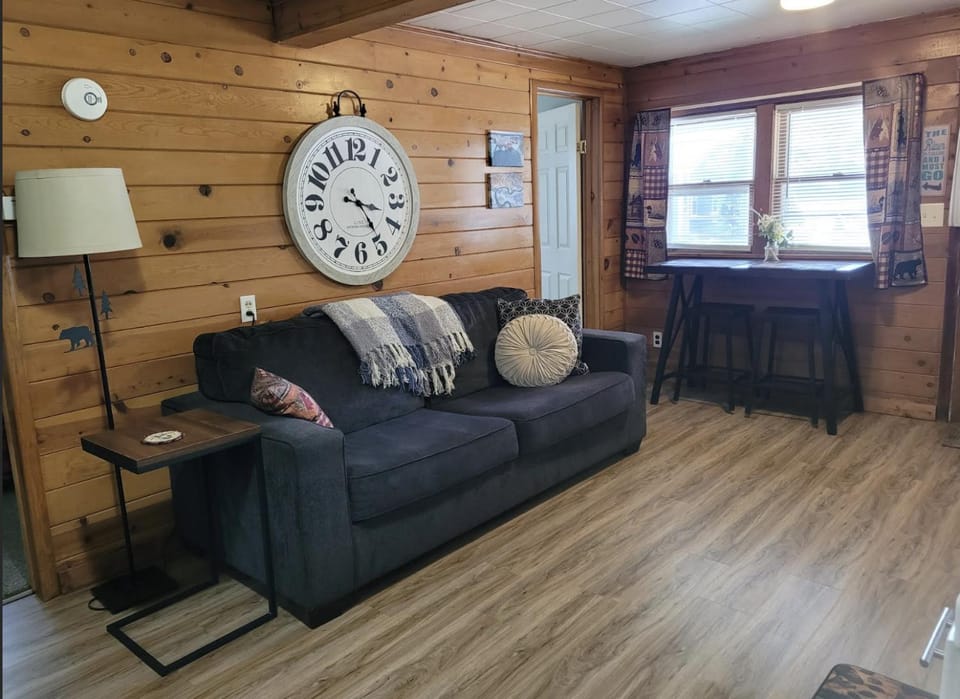 Castaways Cottage on Croton Pond #1 Apartment in Michigan