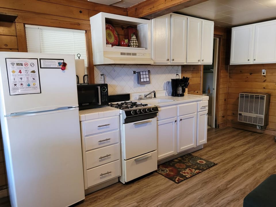 Castaways Cottage on Croton Pond #1 Apartment in Michigan