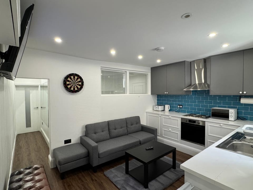 2 bedroom subterranean luxury flat in Euston Apartment in London Borough of Islington