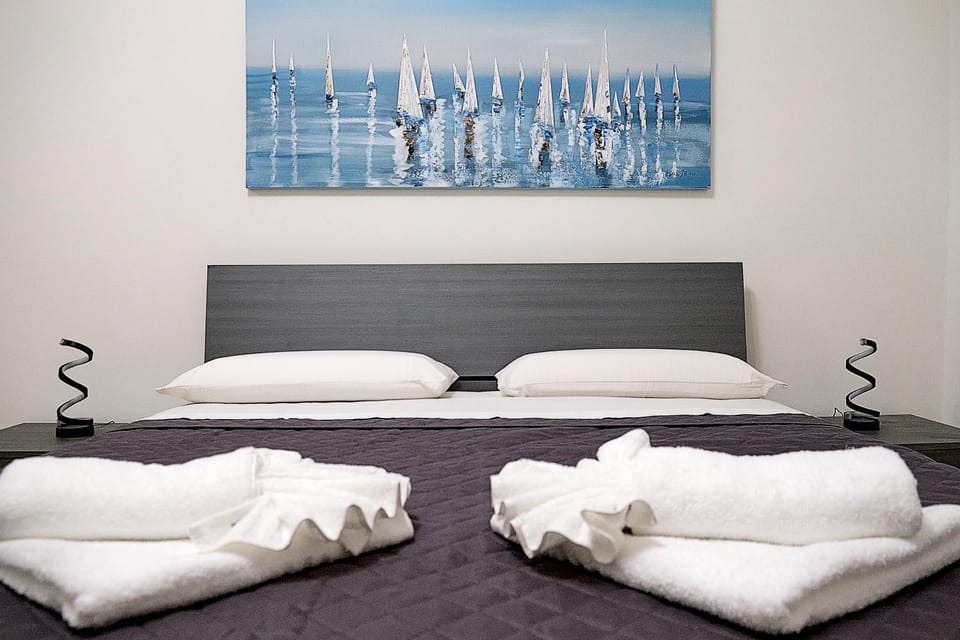 Bed, Photo of the whole room, Bedroom, towels