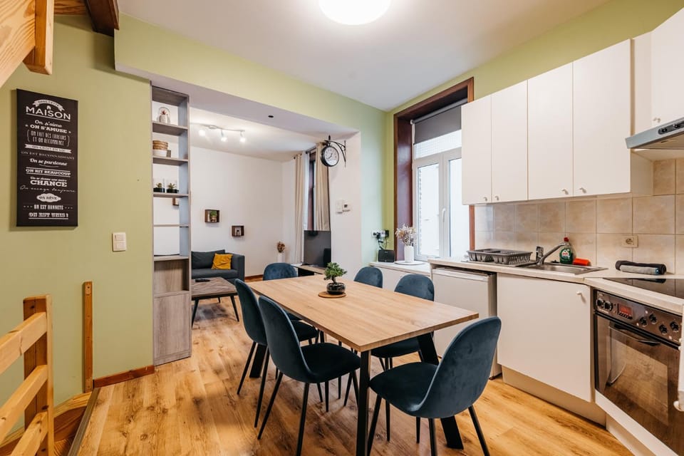 Kitchen or kitchenette, Living room, stove