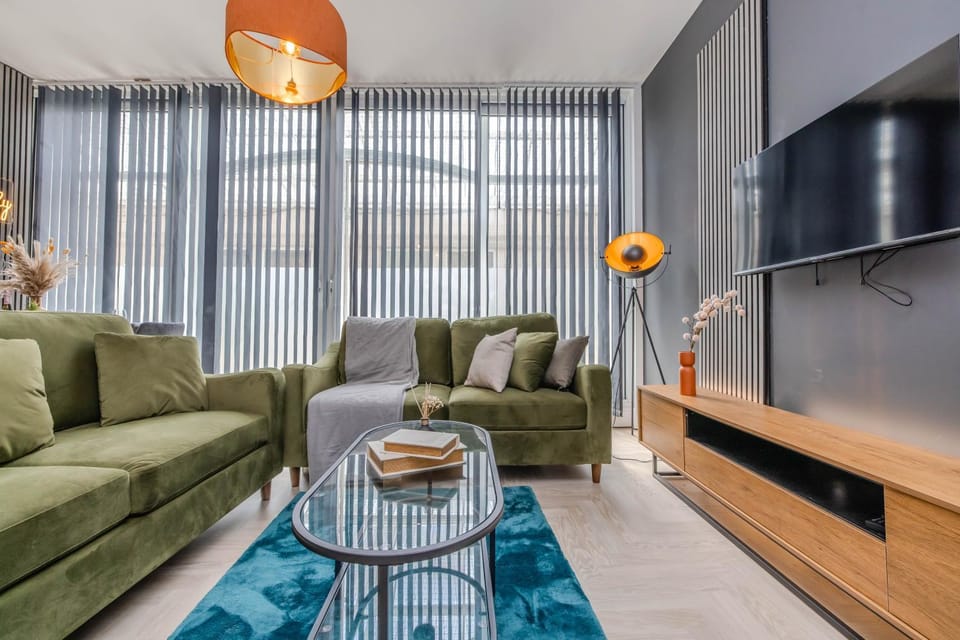 Beautiful Central Pad I Three Bedrooms I 2 Bathroom I Next to Brighton Beach I SLP 10 Apartment in Brighton