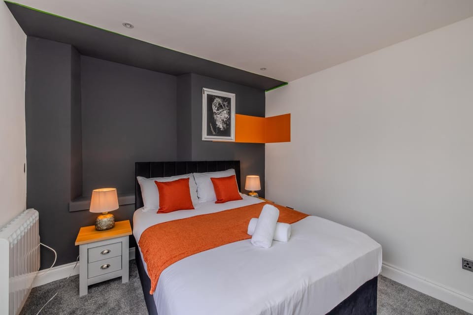 Beautiful Central Pad I Three Bedrooms I 2 Bathroom I Next to Brighton Beach I SLP 10 Apartment in Brighton
