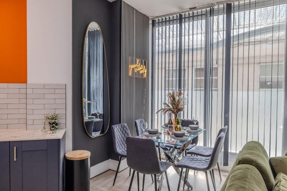 Beautiful Central Pad I Three Bedrooms I 2 Bathroom I Next to Brighton Beach I SLP 10 Apartment in Brighton