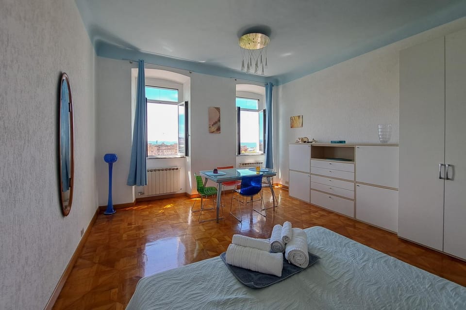 Bed, Photo of the whole room, Dining area, Bedroom, towels