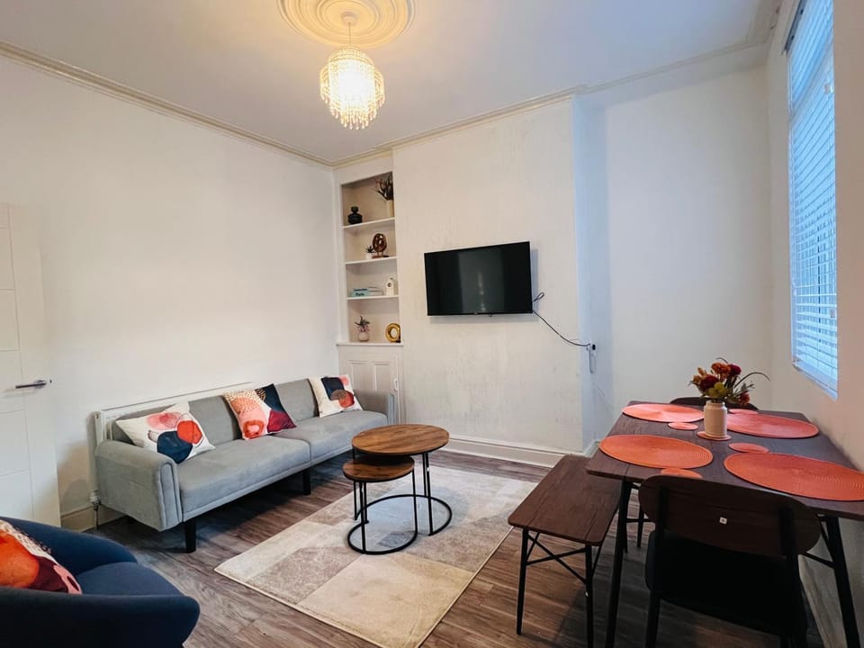 Communal lounge/ TV room, TV and multimedia, Living room, Seating area, Dining area