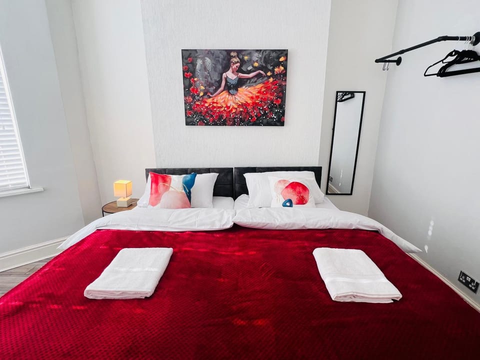 Bed, Photo of the whole room, Bedroom, towels