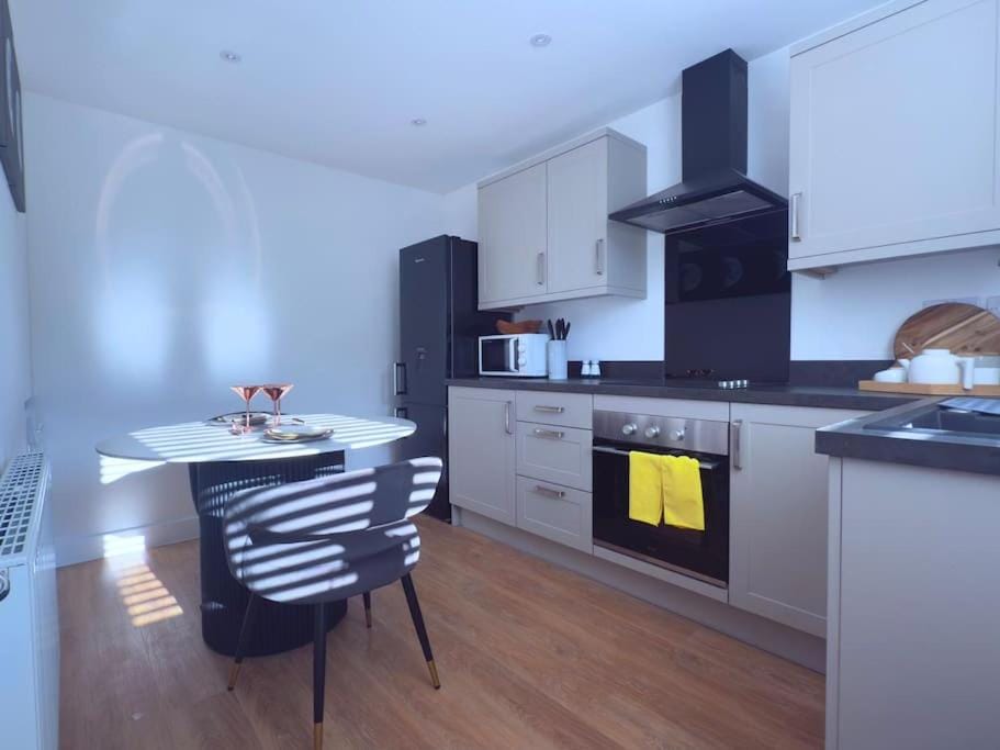 Kitchen or kitchenette, Dining area, oven, toaster