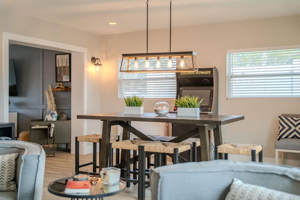Seating area, Dining area