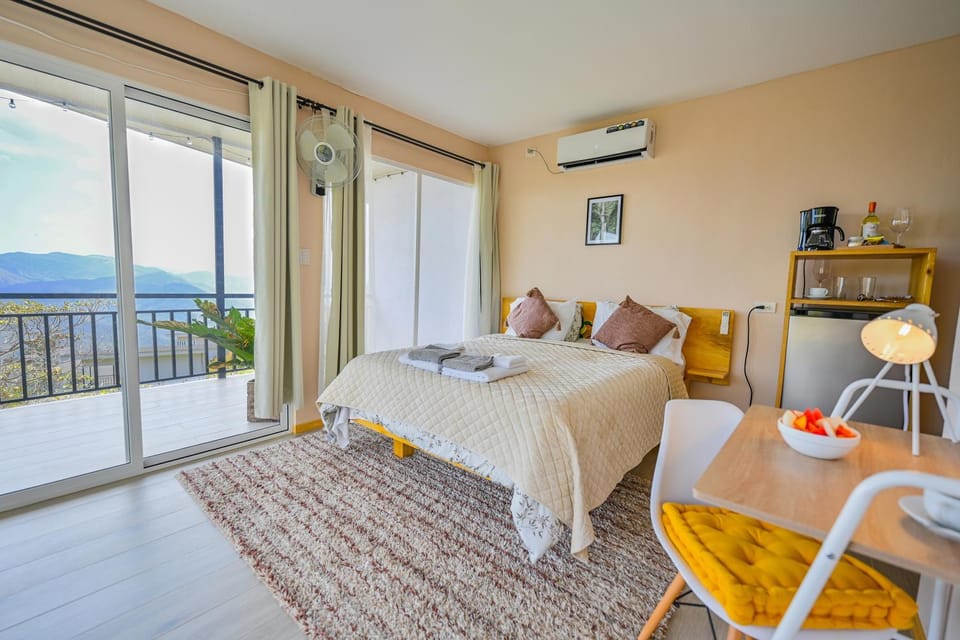 Bed, Natural landscape, View (from property/room), Balcony/Terrace, Living room, Photo of the whole room, Seating area, Bedroom, Mountain view, towels, air conditioner