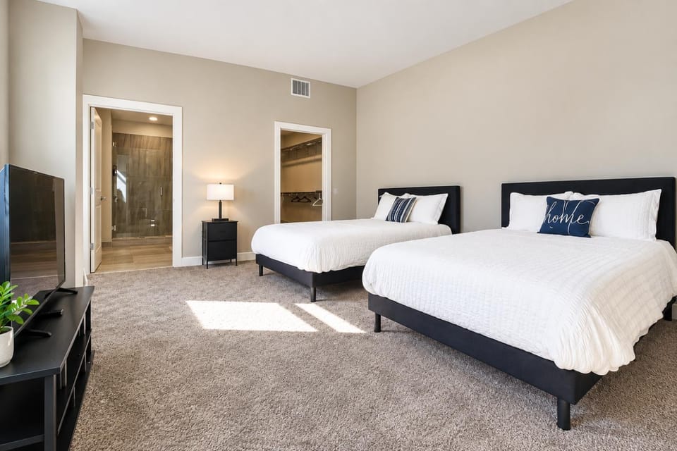 Bed, Bathroom, TV and multimedia, Photo of the whole room, Bedroom, wardrobe